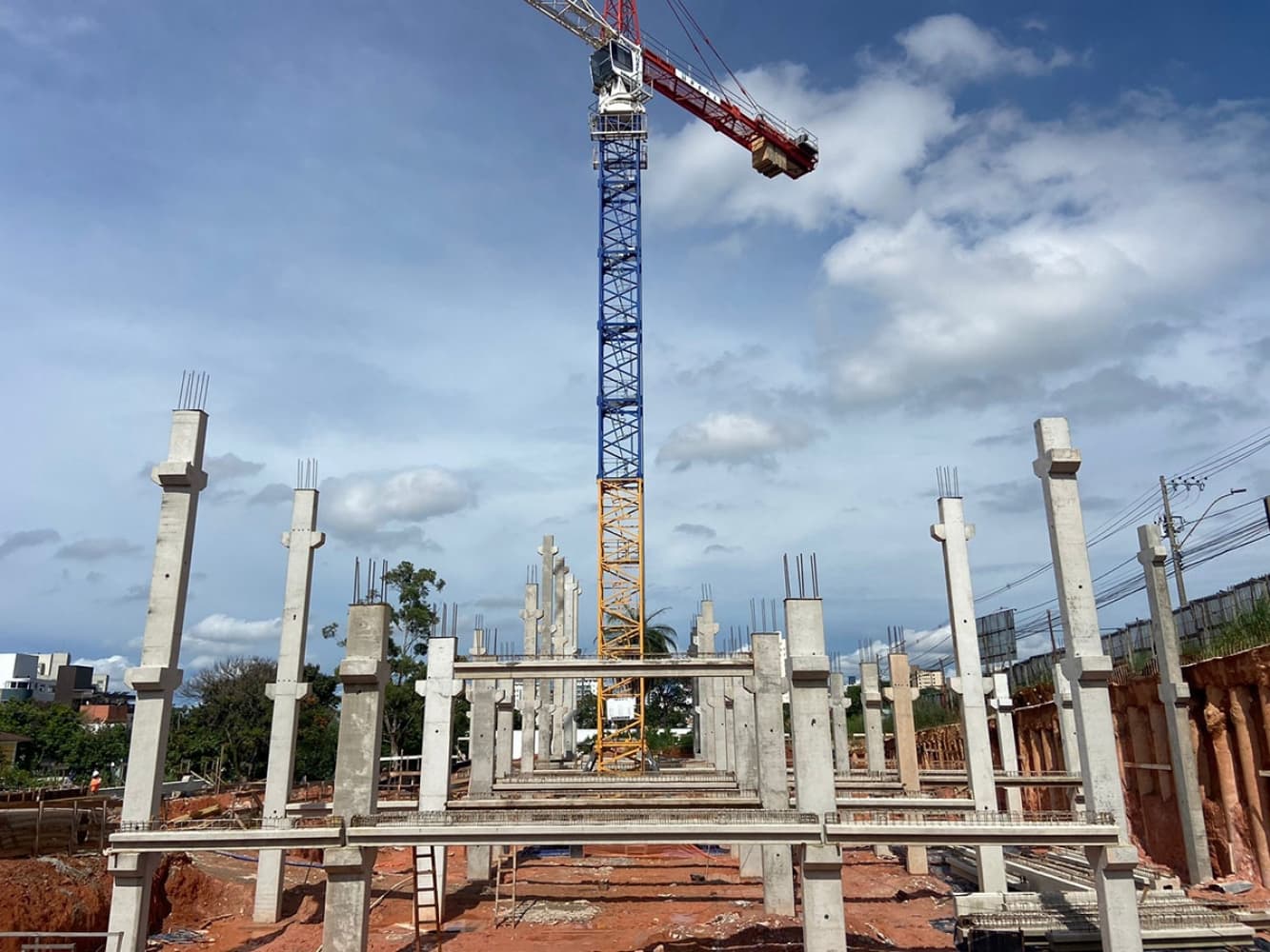 Estrutura pré-moldada com pilares em obra